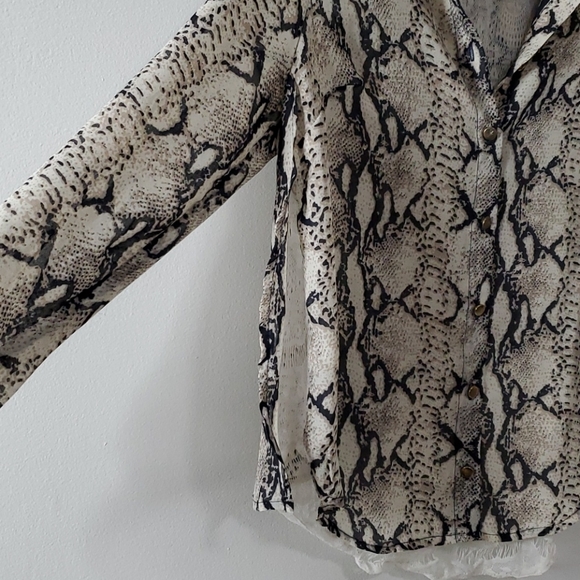 Snake Print long sleeve with Lace details - Picture 6 of 6